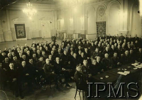 18.02.1935, Augustów, Polska.
Za stołem prezydialnym od lewej siedzą: trzeci — ks. kapelan Edward Wojtczak, piąty — gen. Stefan Suszyński. W drugim rzędzie od lewej: pierwszy — płk. Mikołaj Wisznicki, piąty — płk. Leon Strzelecki.
Fot. NN, Instytut Polski i Muzeum im. gen. Sikorskiego w Londynie