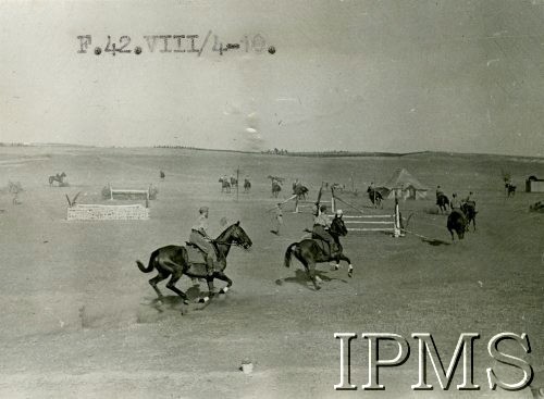 Sierpień 1942, Środkowy Wschód.
Armia Polska na Wschodzie, 1 Pułk Kawalerii Pancernej, kawalerzyści na torze przeszkód.
Fot. NN, Instytut Polski i Muzeum im. gen. Sikorskiego w Londynie