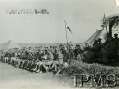 Sierpień 1942, Środkowy Wschód.
Armia Polska na Wschodzie, 1 Pułk Kawalerii Pancernej, grupa osób w czasie uroczystości.
Fot. NN, Instytut Polski i Muzeum im. gen. Sikorskiego w Londynie