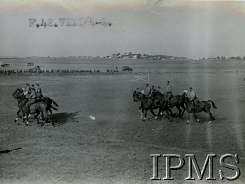 Sierpień 1942, Środkowy Wschód.
Armia Polska na Wschodzie, 1 Pułk Kawalerii Pancernej, żołnierze jadący na koniach.
Fot. NN, Instytut Polski i Muzeum im. gen. Sikorskiego w Londynie