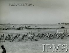 Sierpień 1942, Środkowy Wschód.
Armia Polska na Wschodzie, 1 Pułk Kawalerii Pancernej, żołnierze podczas gimnastyki.
Fot. NN, Instytut Polski i Muzeum im. gen. Sikorskiego w Londynie