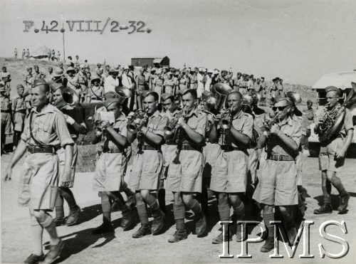 Sierpień 1942, Środkowy Wschód.
Armia Polska na Wschodzie, 1 Pułk Kawalerii Pancernej, orkiestra pułkowa.
Fot. NN, Instytut Polski i Muzeum im. gen. Sikorskiego w Londynie