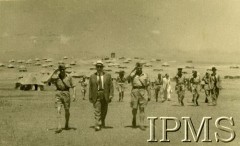 1943, Środkowy Wschód.
Widok na polski obóz, na pierwszym planie grupa oficerów Armii Andersa i cywile.
Fot. NN, Instytut Polski i Muzeum im. gen. Sikorskiego w Londynie
