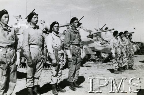 1943, Środkowy Wschód.
2 Samodzielna Brygada Pancerna, załogi czołgów podczas wizytacji gen. Kazimierza Sosnkowskiego.
Fot. NN, Instytut Polski i Muzeum im. gen. Sikorskiego w Londynie