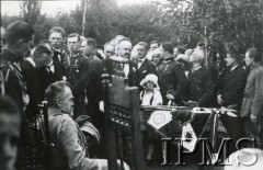 6.08.1924, Ostróg nad Horyniem, Polska.
Wizyta Marszałka Piłsudskiego w 19 Pułku Ułanów Wołyńskich. Wbijanie gwoździ pamiątkowych.
Fot. Instytut Polski i Muzeum im. gen. Sikorskiego w Londynie