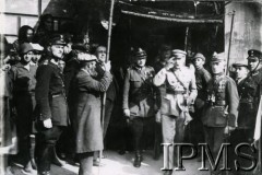 6.08.1924, Ostróg nad Horyniem, Polska.
Wizyta Marszałka Piłsudskiego w 19 Pułku Ułanów Wołyńskich. Marszałek wychodzi z bożnicy.
Fot. Instytut Polski i Muzeum im. gen. Sikorskiego w Londynie