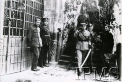 6.08.1924, Ostróg nad Horyniem, Polska.
Wizyta Marszałka Piłsudskiego w 19 Pułku Ułanów Wołyńskich. Marszałek wychodzi z Muzeum ks. Ostrogskich.
Fot. Instytut Polski i Muzeum im. gen. Sikorskiego w Londynie