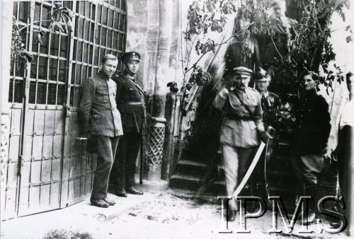 6.08.1924, Ostróg nad Horyniem, Polska.
Wizyta Marszałka Piłsudskiego w 19 Pułku Ułanów Wołyńskich. Marszałek wychodzi z Muzeum ks. Ostrogskich.
Fot. Instytut Polski i Muzeum im. gen. Sikorskiego w Londynie