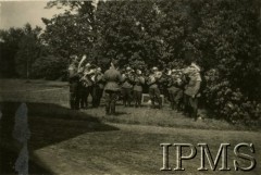 1934, Chwaliszewo, Polska.
Manewry 16 Pułku Ułanów Wielkopolskich. Orkiestra pułkowa podczas próby w parku.
Fot. NN, Instytut Polski i Muzeum im. gen. Sikorskiego w Londynie