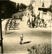 1943, Teheran, Iran.
Polskie Siły Zbrojne. Przemarsz kompanii wartowniczej w Teheranie.
Fot. NN, Instytut Polski i Muzeum im. gen. Sikorskiego w Londynie