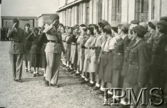 1943, Teheran, Iran.
Gen. Władysław Anders na inspekcji w PSK (Pomocnicza Służba Kobiet).
Fot. NN, Instytut Polski i Muzeum im. gen. Sikorskiego w Londynie