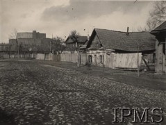 Lata 20., ZSRR.
Chałupy przy ulicy miasteczka wybrukowanej kocimi łbami. 
Fot. NN, Instytut Polski im. Gen. Sikorskiego w Londynie [Album Minkiewicza]