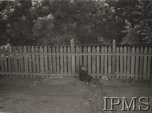 Lata 20., ZSRR.
Starzec siedzący przy płocie.
Fot. NN, Instytut Polski im. Gen. Sikorskiego w Londynie [Album Minkiewicza]