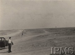 Lata 20., Ukraina, ZSRR.
Drogi w stepie, z lewej mężczyzna stojący obok samochodu.
Fot. NN, Instytut Polski im. Gen. Sikorskiego w Londynie [Album Minkiewicza]
