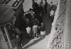 Lata 20., ZSRR.
Ludzie stojący przed kioskiem na ulicy. Fotografia wykonana z okna budynku.
Fot. NN, Instytut Polski im. Gen. Sikorskiego w Londynie [Album Minkiewicza]