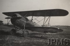 1936-1937, Dęblin, Polska.
Samolot szkolno-treningowy PWS-16 bis na lotnisku Szkoły Podchorążych Lotnictwa.
Opis do albumu: Album pchor. kaprala lotnictwa 2 pułku lotniczego Kraków - Tadeusza Strumińskiego (ur. 1914), który zginął śmiercią lotnika w Biskupicach koło Pilicy 11.09.1937 w czasie lotu treningowego samolotem RWD 8. 
Fot. NN, Instytut Polski im. Gen. Sikorskiego w Londynie [Album Strumińskich]