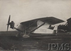 1936-1937, Dęblin, Polska.
Samolot transportowy Farman F.391 o numerze F-AMTE na lotnisku.
Opis do albumu: Album pchor. kaprala lotnictwa 2 pułku lotniczego Kraków - Tadeusza Strumińskiego (ur. 1914), który zginął śmiercią lotnika w Biskupicach koło Pilicy 11.09.1937 w czasie lotu treningowego samolotem RWD 8. 
Fot. NN, Instytut Polski im. Gen. Sikorskiego w Londynie [Album Strumińskich]