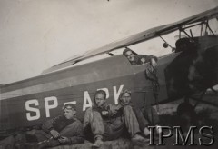 1936-1937, Dęblin, Polska.
Słuchacze Szkoły Podchorążych Lotnictwa siedzą obok samolotu RWD-8 o numerze SP-APK, pierwszy od prawej Tadeusz Strumiński.
Opis do albumu: Album pchor. kaprala lotnictwa 2 pułku lotniczego Kraków - Tadeusza Strumińskiego (ur. 1914), który zginął śmiercią lotnika w Biskupicach koło Pilicy 11.09.1937 w czasie lotu treningowego samolotem RWD 8. 
Fot. NN, Instytut Polski im. Gen. Sikorskiego w Londynie [Album Strumińskich]