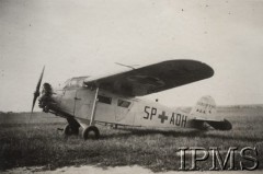 1936-1937, Dęblin, Polska.
Samolot sanitarny Polskiego Czerwonego Krzyża Lublin R.XVI b o numerze SP-AOH na lotnisku.
Opis do albumu: Album pchor. kaprala lotnictwa 2 pułku lotniczego Kraków - Tadeusza Strumińskiego (ur. 1914), który zginął śmiercią lotnika w Biskupicach koło Pilicy 11.09.1937 w czasie lotu treningowego samolotem RWD 8. 
Fot. NN, Instytut Polski im. Gen. Sikorskiego w Londynie [Album Strumińskich]