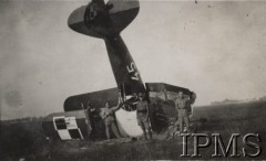 1936-1937, Polska.
Czterej żołnierze stoją obok wraku rozbitego samolotu.
Opis do albumu: Album pchor. kaprala lotnictwa 2 pułku lotniczego Kraków - Tadeusza Strumińskiego (ur. 1914), który zginął śmiercią lotnika w Biskupicach koło Pilicy 11.09.1937 w czasie lotu treningowego samolotem RWD 8. 
Fot. NN, Instytut Polski im. Gen. Sikorskiego w Londynie [Album Strumińskich]