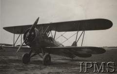 1936-1937, Dęblin, Polska.
Samolot szkolno-treningowy PWS-14 na lotnisku.
Opis do albumu: Album pchor. kaprala lotnictwa 2 pułku lotniczego Kraków - Tadeusza Strumińskiego (ur. 1914), który zginął śmiercią lotnika w Biskupicach koło Pilicy 11.09.1937 w czasie lotu treningowego samolotem RWD 8. 
Fot. NN, Instytut Polski im. Gen. Sikorskiego w Londynie [Album Strumińskich]