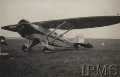 1936-1937, Dęblin, Polska.
Samolot obserwacyjny Lublin R.XIII D o numerze SP-AMG na lotnisku.
Opis do albumu: Album pchor. kaprala lotnictwa 2 pułku lotniczego Kraków - Tadeusza Strumińskiego (ur. 1914), który zginął śmiercią lotnika w Biskupicach koło Pilicy 11.09.1937 w czasie lotu treningowego samolotem RWD 8. 
Fot. NN, Instytut Polski im. Gen. Sikorskiego w Londynie [Album Strumińskich]