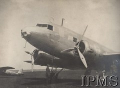 1936-1937, Dęblin, Polska.
Trzej żołnierze stoją obok transportowego samolotu.
Opis do albumu: Album pchor. kaprala lotnictwa 2 pułku lotniczego Kraków - Tadeusza Strumińskiego (ur. 1914), który zginął śmiercią lotnika w Biskupicach koło Pilicy 11.09.1937 w czasie lotu treningowego samolotem RWD 8. 
Fot. NN, Instytut Polski im. Gen. Sikorskiego w Londynie [Album Strumińskich]