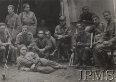 1936-1937, Polska.
Słuchacze i wykładowcy Szkoły Podchorążych Lotnictwa przed namiotem.
Opis do albumu: Album pchor. kaprala lotnictwa 2 pułku lotniczego Kraków - Tadeusza Strumińskiego (ur. 1914), który zginął śmiercią lotnika w Biskupicach koło Pilicy 11.09.1937 w czasie lotu treningowego samolotem RWD 8. 
Fot. NN, Instytut Polski im. Gen. Sikorskiego w Londynie [Album Strumińskich]