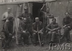 1936-1937, Polska.
Słuchacze i wykładowcy Szkoły Podchorążych Lotnictwa przed namiotem.
Opis do albumu: Album pchor. kaprala lotnictwa 2 pułku lotniczego Kraków - Tadeusza Strumińskiego (ur. 1914), który zginął śmiercią lotnika w Biskupicach koło Pilicy 11.09.1937 w czasie lotu treningowego samolotem RWD 8. 
Fot. NN, Instytut Polski im. Gen. Sikorskiego w Londynie [Album Strumińskich]