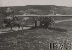 1936-1937, Polska.
Wciąganie szybowca na górę, z lewej koń w zaprzęgu.
Opis do albumu: Album pchor. kaprala lotnictwa 2 pułku lotniczego Kraków - Tadeusza Strumińskiego (ur. 1914), który zginął śmiercią lotnika w Biskupicach koło Pilicy 11.09.1937 w czasie lotu treningowego samolotem RWD 8. 
Fot. NN, Instytut Polski im. Gen. Sikorskiego w Londynie [Album Strumińskich]