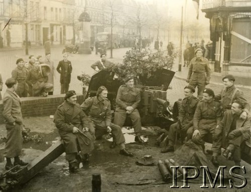 Październik 1944, Breda, Holandia.
Żołnierze I Dywizji Pancernej gen. Maczka odpoczywający po bitwie.
Fot. NN, Instytut Polski i Muzeum im. gen. Sikorskiego w Londynie