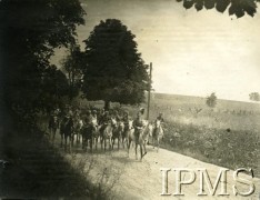 Maj-czerwiec 1919, Bukowina.
Dywizjon Jazdy w przemarszu do Polski przez Bukowinę. Pluton trębaczy na granicy, na czele oddziału kapelmistrz U.W. Samborski.
Fot. NN, Instytut Polski i Muzeum im. gen. Sikorskiego w Londynie