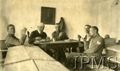 1919, brak miejsca.
Kasyno oficerskie Dywizjonu Jazdy w marszu, siedzą od lewej: rtm. Krupski, pan Młodecki, major Konstanty Plisowski, Franciszek Jurjewicz, ppor. Witold Czaykowski.
Fot. NN, Instytut Polski i Muzeum im. gen. Sikorskiego w Londynie