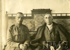 1919, brak miejsca.
Kasyno oficerskie Dywizjonu Jazdy w marszu. Major Konstanty Plisowski i Franciszek Jurjewicz.
Fot. NN, Instytut Polski i Muzeum im. gen. Sikorskiego w Londynie