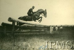 1919, Odessa, Rosja.
Pułkownik Loir, szef Francuskiej Misji Wojskowej w Odessie, na koniu podczas skoku przez przeszkodę.
Fot. NN, Instytut Polski i Muzeum im. gen. Sikorskiego w Londynie