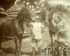 1919, Zachodnia Ukraina.
Ułan Kazimierz Kuźma i major Barwicki z końmi.
Fot. NN, Instytut Polski i Muzeum im. gen. Sikorskiego w Londynie