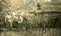 Czerwiec-lipiec 1919, Zachodnia Ukraina.
Ofensywa na Ukraińców. Jeńcy ukraińscy wzięci do niewoli pod Jazłowcem. Z lewej stoi wachmistrz Bronisław Gadzin.
Fot. NN, Instytut Polski i Muzeum im. gen. Sikorskiego w Londynie