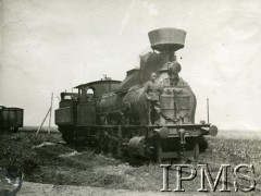 1919, Iwanie Puste, Zachodnia Ukraina.
Wojenne trofea, ppor. Jerzy Skarbek-Rudzki na lokomotywie pociągu zdobytego na Ukraińcach.
Fot. NN, Instytut Polski i Muzeum im. gen. Sikorskiego w Londynie