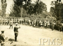 1919, Mielnica, Zachodnia Ukraina.
Major Konstanty Plisowski przyjmuje defiladę ułanów 14 Pułku, z lewej stoi adiutant  Witold Czaykowski, 1 szwadron prowadzi rtm. Tadeusz Dziewicki.
Fot. NN, Instytut Polski i Muzeum im. gen. Sikorskiego w Londynie