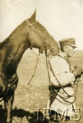 Sierpień-październik 1919, Wołyń.
Kampania wołyńska, ppor. Jerzy Skarbek-Rudzki z koniem.
Fot. NN, Instytut Polski i Muzeum im. gen. Sikorskiego w Londynie