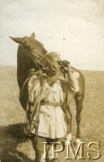 Sierpień-październik 1919, Wołyń.
Kampania wołyńska, ppor. Jerzy Skarbek-Rudzki z koniem.
Fot. NN, Instytut Polski i Muzeum im. gen. Sikorskiego w Londynie