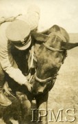 Sierpień-październik 1919, Wołyń.
Kampania wołyńska, ppor. Jerzy Skarbek-Rudzki na koniu.
Fot. NN, Instytut Polski i Muzeum im. gen. Sikorskiego w Londynie