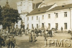 Sierpień-październik 1919, Zasław, Wołyń.
Kampania wołyńska, ułani 14 Pułku. Z lewej fragment kościoła św. Józefa.
Fot. NN, Instytut Polski i Muzeum im. gen. Sikorskiego w Londynie