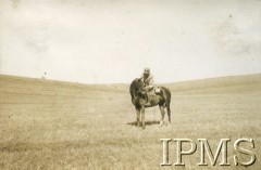 Sierpień-październik 1919, Wołyń.
Kampania wołyńska, ppor. Jerzy Skarbek-Rudzki na koniu.
Fot. NN, Instytut Polski i Muzeum im. gen. Sikorskiego w Londynie