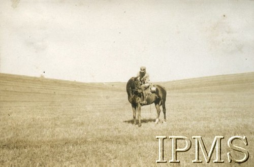 Sierpień-październik 1919, Wołyń.
Kampania wołyńska, ppor. Jerzy Skarbek-Rudzki na koniu.
Fot. NN, Instytut Polski i Muzeum im. gen. Sikorskiego w Londynie