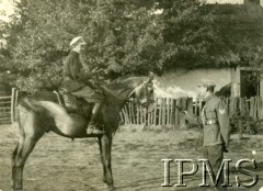 1919, Wołyń.
Ułani 14 Pułku - por. Czesław Jakubowski (konno) i adiutant ppor. Witold Czaykowski.
Fot. NN, Instytut Polski i Muzeum im. gen. Sikorskiego w Londynie