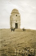 1919, Wiśniowiec, Wołyń.
Dwaj ułani 14 Pułku na tle ruin.
Fot. NN, Instytut Polski i Muzeum im. gen. Sikorskiego w Londynie
