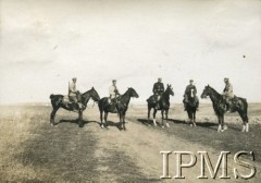 1919, Wołyń.
Oficerowie 14 Pułku na koniach, drugi od lewej por. Jerzy Skarbek-Rudzki, za nim por. Bogdan Zaremba.
Fot. NN, Instytut Polski i Muzeum im. gen. Sikorskiego w Londynie