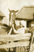 1919, Wołyń.
Wiejska dziewczynka i kawaleryjski koń.
Fot. NN, Instytut Polski i Muzeum im. gen. Sikorskiego w Londynie