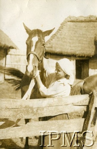 1919, Wołyń.
Wiejska dziewczynka i kawaleryjski koń.
Fot. NN, Instytut Polski i Muzeum im. gen. Sikorskiego w Londynie